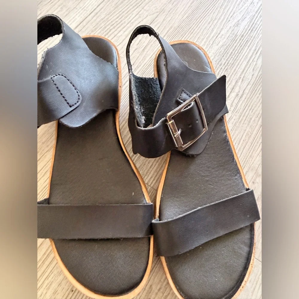Black Platform Sandals with Wood-Look Sole and Buckle